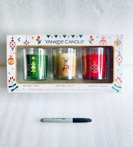 lot 178 image: Set Of 3 - New Yankee Candles Christmas Gift Set, 5 oz. Each - As Shown
