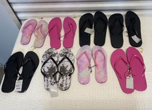 lot 288 image: Lot Of 8 - Mixed Size Small, Medium, Large & XL Flip Flops - In Style & Condition As Shown