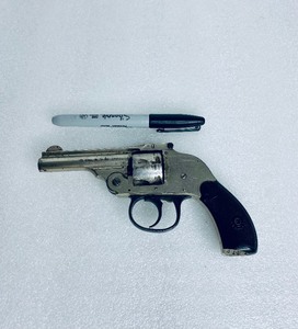 lot 300 image: Harrington & Richardson .32 S&W Caliber Revolver 6 Shooter Hand Gun - In Condition As Shown - (MUST READ)