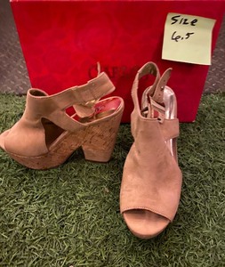 lot 361 image: Carlos Size 6.5 Womens High Heels - In Style & Condition As Shown