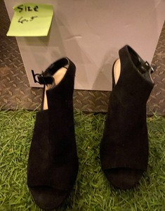 lot 385 image: Size 6.5 Womens High Heels - In Style & Condition As Shown