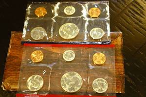 lot 81 image: 1985 Uncirculated Collector Coin Set - DP Mint