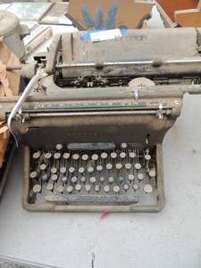 lot 64 image: Underwood vintage Manuel typewriter on a vintage  word processor