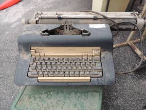 lot 90 image: Vintage Olivetti Edition 2 typewriter