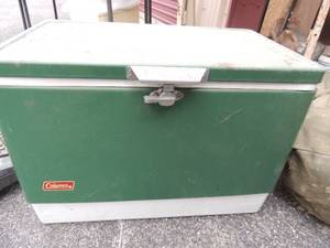 lot 69 image: Vintage Green Coleman cooler