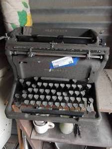 lot 32 image: Vintage Underwood manual typewriter