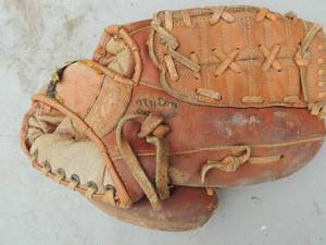 lot 83 image: Wilson Paul Blair A210 glove