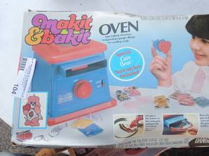 lot 104 image: Make it and bake it in box