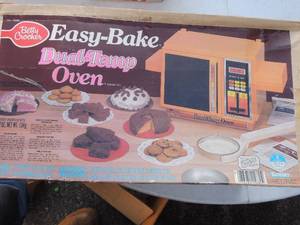 lot 10 image: Vintage Easy Bake oven in box.