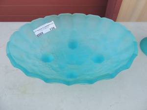 lot 126 image: Indiana Glass Blue frosted oblong fruit bowl