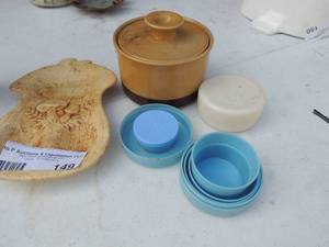 lot 149 image: Le Mesa covered round butter dish &2 collapsible cups and a spoon rest