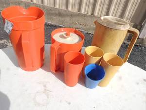 lot 156 image: Vintage Tupperware Pitchers x 3 and juice cups