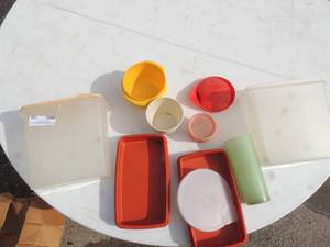 lot 158 image: Assorted Tupperware pieces
