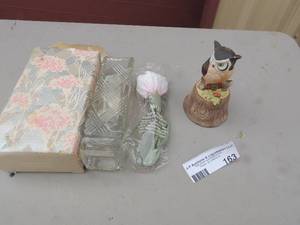 lot 163 image: Avon Fostoria  bud vase in box andy