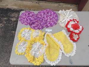 lot 170 image: Assorted doilies