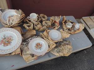 lot 52 image: INTERNATional designs #8199 Breadbasket DINNER WARE - DINNER PLATES, DESSERT PLATES, BOWLS, CUPPS && SAUCERS  SUGAR & CREAMER