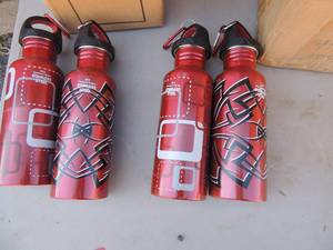 lot 192 image: NEW 650 MC bottle with loop red with graphics x 4