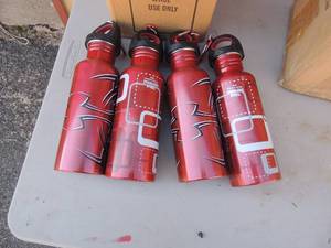 lot 193 image: NEW 650 MC bottle with loop red with graphics x 4