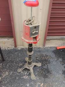 lot 251 image: Gumball machine stand no globe