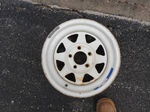 lot 268 image: 5 lug white truck rim