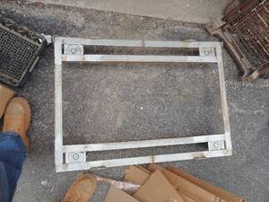 lot 264 image: Metal rolling cart