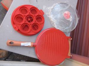 lot 321 image: Omelet pan and silicone pans
