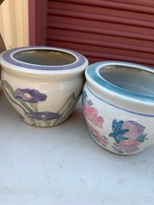 lot 386 image: 2 small ceramic pots
