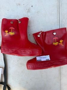 lot 399 image: Winnie the Pooh  red rain boots size 1-2