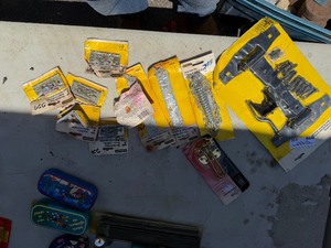 lot 416 image: Gate tee and latch 3  hinges plus