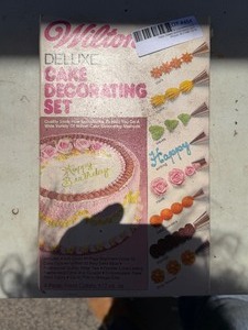 lot 454 image: Wilton deluxe cake decorating kit set