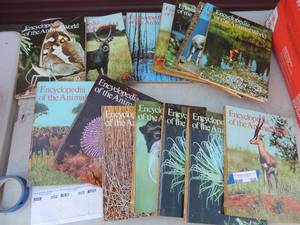 lot 350 image: Encyclopedia of Animals 14 volumes