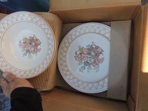 lot 365 image: International designs #8199 Breadbasket chop plate and vegetable bowl