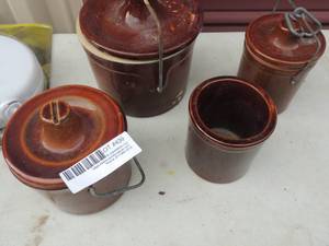 lot 439 image: Small crocks x 4