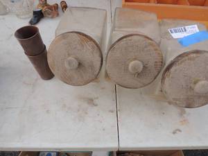lot 469 image: Cookie jars with lids x 3 plus small tupperwear cups
