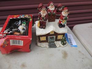 lot 490 image: Santa House with cheese spreaders And ornament