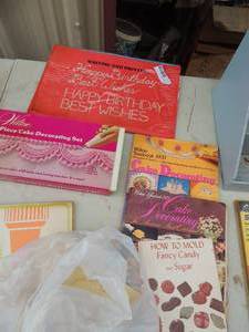lot 509 image: Wilton cake decorating set with how to books