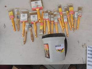 lot 522 image: Worchester paint brushes