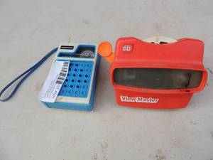 lot 521 image: View master and transistor radio