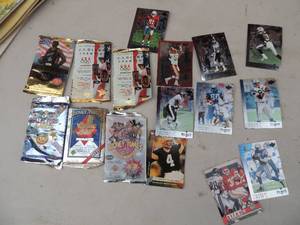 lot 533 image: Football cards and Loony Tunes cards