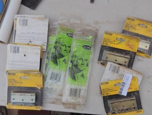 lot 534 image: Hinges x 14 and cable ties