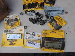 lot 542 image: Hardware Hinges, hose screen filters &  cup hooks