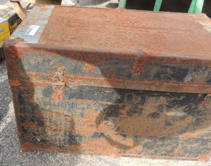 lot 550 image: Vintage Trunk with tray
