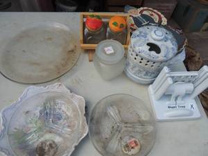 lot 562 image: Divided plates decorative plate bagel trap and more