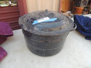 lot 584 image: Large blue speckled  stock pot