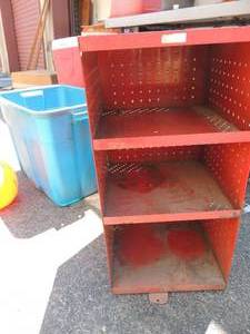 lot 586 image: Metal shelving unit with 3 shelves on a lazy Susan base store display