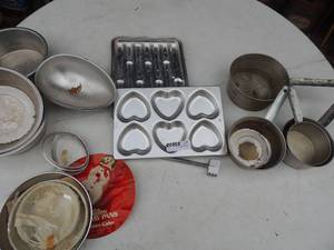 lot 606 image: Wilton snowman pans, heart , egg and small pans
