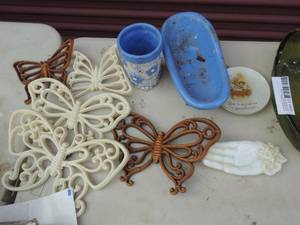 lot 605 image: Butterflies soap dis and green bowl  Wilton snow man pans