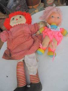 lot 616 image: Raggedy Ann needs cleaning and Rainbow brite plus baby brite 1983