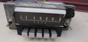 lot 624 image: vintage Ford AM radio