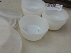 lot 640 image: Ancor Hocking mil glass custard bowls x  5 with plastic lids